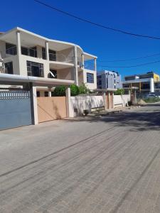 Arrenda-se Moradia, tipo5 no bairro da costa do sol triunfo 2