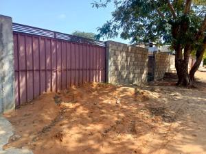 Transpasse desta bela propriedade, com uma área de 15/30m no bairro ferroviário