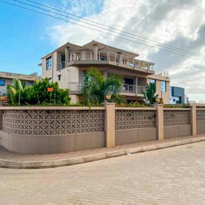 Arrenda-se e Vende-se está bela Moradia, tipo7 no bairro da costa do sol triunfo 2