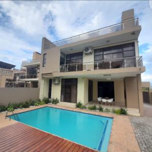 Vende-se Moradia Duplex, tipo4 no bairro da costa do sol triunfo