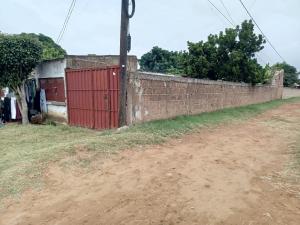 Vende-se está Ruína, tipo3 no bairro de laulane
