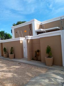 Vende-se está bela vivenda, tipo3 no bairro de Laulane a 120 metros da estrada Rua da Beira