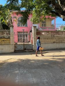 Vende-se terreno, com uma área de 25/40m na Av. 24 de Julho