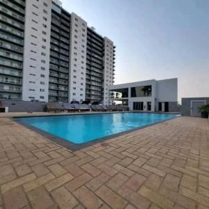 Vende-se um apartamento tipo 3 no condomínio golf na sommershield 2 próximo a escola portuguesa