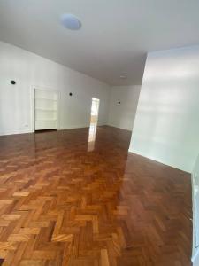 Arrenda-se uma germinada tipo 3 no rés do chão na polana ideal para habitação ou escritório