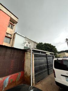 Vendo Moradia Geminada T3 R/chão & 1°andar no Cemitério de Lhanguene.