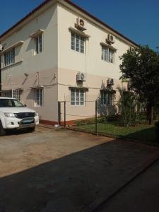 Arrenda-se moradia geminada tipo 4 na Sommershield, Av.  Mao Tse Tung/ valentim siti, ideal para esc