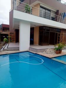 Arrenda-se luxuosa moradia tipo 6 no bairro do triunfo