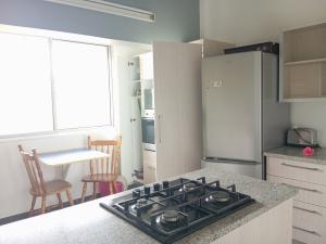 ARRENDA-SE APARTAMENTO T.-3, 2WC'S, 2º anda, PRÉDIO PEQUENO, GARAGEM PARA VIATURA, BAIRRO POLANA, 