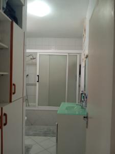 VENDE-SE BOM APARTAMENTO T-3, COZINHA MODERNA, GUARDA FATOS, 3⁰ ANDAR ÚLTIMO,  PRÓXIMA AO PH-8 N