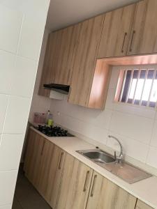 VENDE-SE APARTAMENTO T-2, NUM CONDOMÍNIO EM ZINTAVA- MARRACUENE, COM GUARDA FATOS A 1.600.000 MT'S