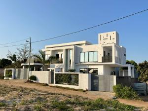 *VENDE-SE* 

*Uma moradia  T4, 3 suites,  de luxo localizada em Chiango logo depois da ponte a 150 m