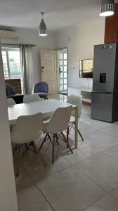 MOBILADO---ARRENDA-SE APARTAMENTO TIPO-2, BAIRRO TRIUNFO PROXIMO, AV. MARGINAL, T-2,  WC,COZINHA EQU