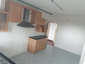 ROSAS MOÇAMBIQUE
    VALOR: 68.000 MTS

*Apartamento T-3, 2WC's no 3° andar na Av. Julius Nyerere 