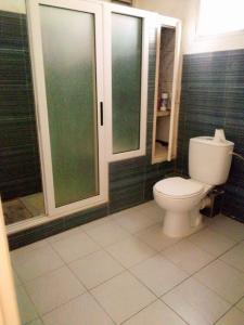 Vende-se no Bairro Central 24 de Julho com Vladimir Lenine, Flat T-3 com 2WC'S, climatizada num 1º 