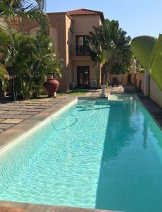 VENDE-SE MORADIA DÚPLEX T-3, SUITE, COZINHA MODERNA EQUIPADA, PISCINA NO TRIUNFO - CONDOMÍNIO MARE