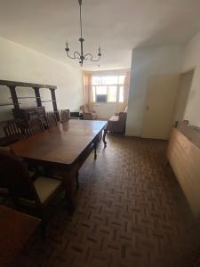 ARRENDA-SE APARTAMENTO T-3, 1⁰ ANDAR, 3 WC'S, GUARDA FATOS, PARQUEAMENTO DENTRO A 45.000 MTS NEGÓ