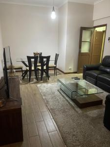 MOBILADO --- ARRENDA-SE APARTAMENTO T-2, 5º ANDAR SEM ELEVADOR NA POLANA NA AV 24 DE JULHO NA BAIAN