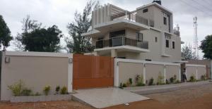 VENDO UMA MORADIA DÚPLEX T-5, SUITES, COZINHA MODERNA, PISCINA, NA SOMMERSCHIELD 2 NA ZONA DA ESCOL