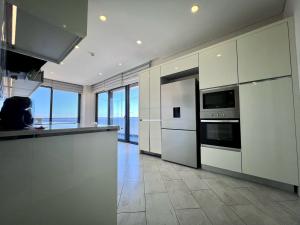 VENDE-SE NOVO E  LUXUOSO APARTAMENTO T-3, 2 SUÍTES, WC'S E COZINHA MODERNAS NA POLANA NUM EDIFÍCIO