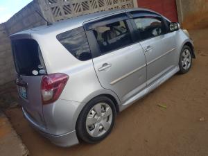 Toyota Ractis 2009 com Bodykit