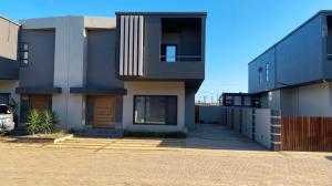 Vende-se Moradia/Geminada Tipo 3 no Condominio Elite em Mapulene/Costa do Sol