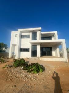 VENDE SE T4 COM 4 QUARTOS SUITES/MAPULENE