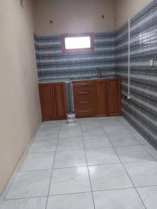 arrenda-se casa T2 condomínio de 4 casas, bairro de Magoanine, a 5 minutos da praça da juv