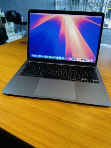 MacBook Air M1 2020 Retina Display  13.3 inch  Apple M1  8 GB RAM 256 GB SSD Space Gray  Preço: 47.