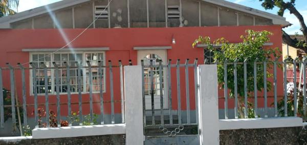 Vende-se Casa T3 em bom estado e inclui dependências, Cidade de Inhambane.
