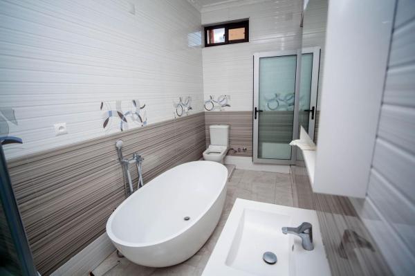 Vende se Moradia Duplex Tipo 5, 1 suite master com closed, Bairro do Triunfo, próximo ao Joss Village há 100 metros da Av. Marginal a 20.000.000 MTS