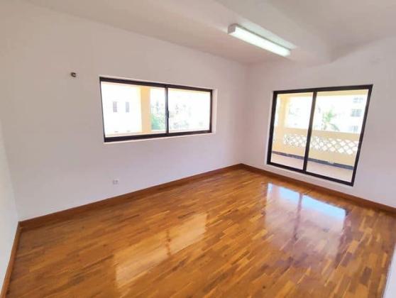 MORADIA TRÍPLEX T12 na Marginal