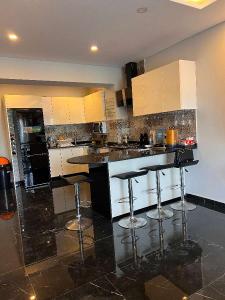 Vende-se Apartamento T1 moderno no condomínio deco assus, av marginal
