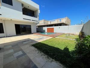 Vende-se Espaçosa e Brutlal Moradia T4+1 independente com piscina e anexo no triunfo próximo ao co