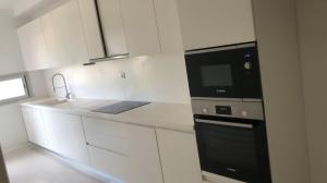 ARRENDA-SE EXCELENTE APARTAMENTO T-3, SUITE , COZINHA MODERNA EQUIPADA NO CONDOMÍNIO  GOLF RESIDENC