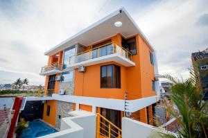 Vende se Moradia Duplex Tipo 5, 1 suite master com closed, Bairro do Triunfo, próximo ao Joss Villa