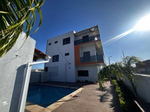 Vendo Moradia T4 de 3 Pisos com Piscina e 2 suítes