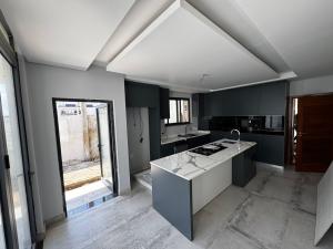 Vende-se Moradia Triplex T5 Gêmea