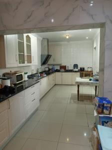 Vende-se Espaçosa Moradia Dúplex T4 dentro do condomínio triunfo, av marginal