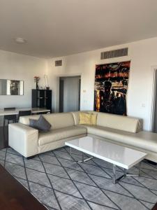 Arrenda-se Espaçoso Apartamento T2 com varanda, mobilado no condomínio polana shopping