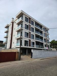 POR EXTREAR--- VENDE-SE APARTAMENTO T-2 NO TRIUNFO, COZINHA MODERNA EQUIPADA, CLIMATIZADA A 10.500.0