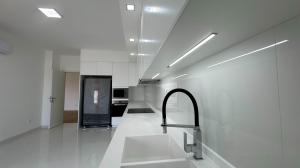 ARRENDA-SE  APARTAMENTO T-3 disponível no CONDOMÍNIO NEW LIFE, NA COSTA DO SOL, PARA ARRENDAMENTO 