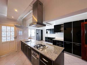 Arrenda-se apartamento luxuoso T-2, suíte , cozinha moderna equipada com vista mar, Julius Nyerere 