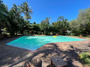 Arrenda-se moradia T4 (2 suites) com piscina comum em condominio
