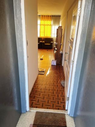 ARRENDA SE* Execelente apartamento tipo 2 espaçoso segundo andar último prédio pequeno limpo super seguro