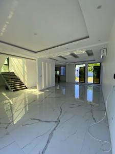 Arrenda-se moradia T4 recém-construída no Chiango, perto da Farmácia Delojunay.