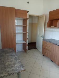 Arrenda-se Geminada T3 n Alto-mae n rotunda 21 de Outubro
