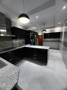 Arrenda-se Apartamento T3 2wcs moderno e equipado com estacionamento no bairro da polana próximo ao