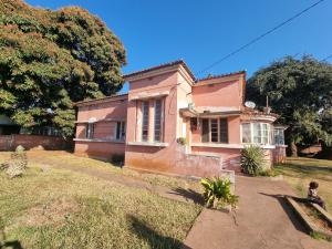 Arrenda-se Moradia T4 com quintal muito espaçoso no bairro da Sommerchield