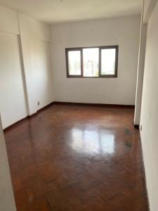 Vende-se Espaçoso Apartamento T3 10⁰ andar sem elevador com estacionamento pra 2 viaturas no bair